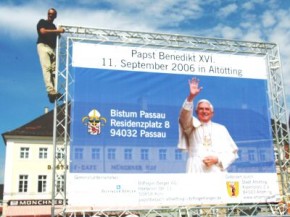 Werbeplane mit Papst